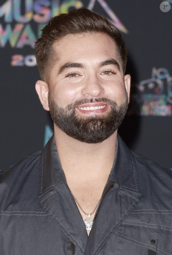 Kendji Girac au photocall de la 24ème édition des "NRJ Music Awards (NMA)" au Palais des Festivals à Cannes le 18 novembre 2022. © Christophe Aubert via Bestimage 