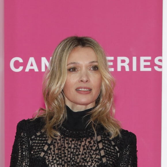 Anne Marivin sur le pink carpet de la cérémonie de clôture de la 5ème saison du festival Canneseries le 6 avril 2022. © Denis Guignebourg / Bestimage 