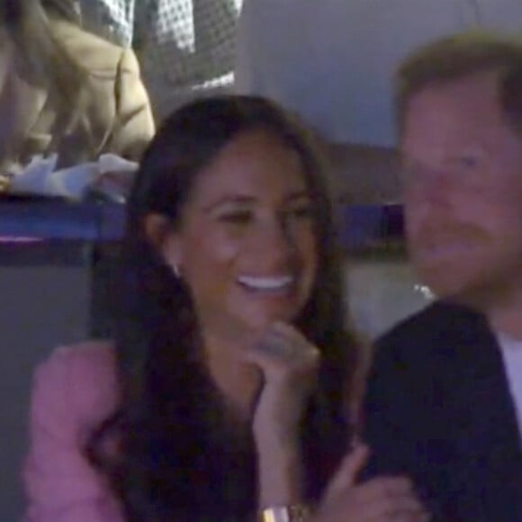 Meghan Markle refuse un baiser au prince Harry, lors de la traditionnelle "Kiss Cam" au match des Lakers à la Crypto.com Arena à Los Angeles, le 24 avril 2023. © NBA / JLPPA / Bestimage