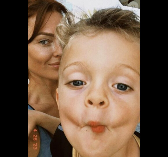 "La vie est une montagne russe. Mais à la fin, on en revient toujours plus fort", ajoute-t-il sur son propre compte.
Caroline Receveur et son fils Marlon sur Instagram. Le 29 avril 2023.