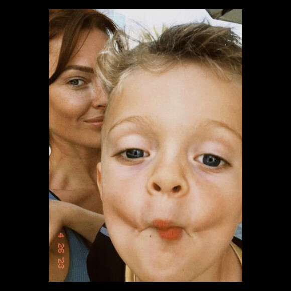 "La vie est une montagne russe. Mais à la fin, on en revient toujours plus fort", ajoute-t-il sur son propre compte.
Caroline Receveur et son fils Marlon sur Instagram. Le 29 avril 2023.