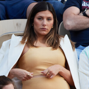 Mais un intrigant détail a également interpellé une partie de sa communauté : pas de vergetures à l'horizon !
Camille Cerf (Miss France 2015), enceinte dans les tribunes lors des Internationaux de France de Tennis de Roland Garros 2023. Paris, le 7 juin 2023. © Jacovides-Moreau / Bestimage 