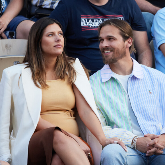 D'ici quelques jours, Camille Cerf et son compagnon Theo Fleury vont accueillir leur premier enfant.
Camille Cerf et son compagnon Théo Fleury dans les tribunes lors des Internationaux de France de Tennis de Roland Garros 2023. Paris, le 7 juin 2023. © Jacovides-Moreau / Bestimage