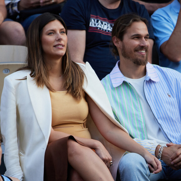 Camille Cerf enceinte et son compagnon Théo Fleury dans les tribunes lors des Internationaux de France de Tennis de Roland Garros 2023. Paris, le 7 juin 2023. © Jacovides-Moreau / Bestimage 