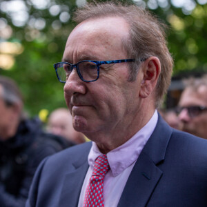 Par un tribunal de Londres (la Southwark Court, ndlr).
Kevin Spacey devant la Southwark Crown Court de Londres, déclaré non-coupable de neuf délits sexuels. Mercredi 26 juillet 2023. © Tayfun Salci/ZUMA Press Wire)