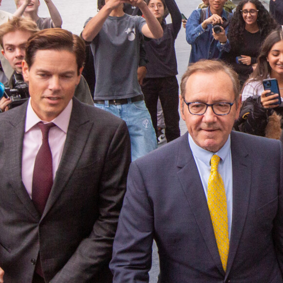 "Je suis énormément reconnaissant envers le jury", a-t-il déclaré devant la cour.
Kevin Spacey devant la Southwark Crown Court de Londres, mardi 25 juillet 2023. © Tayfun Salci/ZUMA Press Wire)