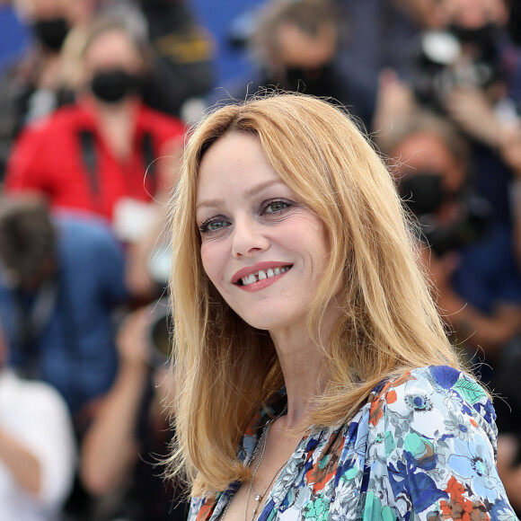 "Il y a des moments où, du matin au soir, ils n'en peuvent plus de moi !".
Vanessa Paradis au photocall du film Cette musique ne joue pour personne (Cannes première) lors du 74ème festival international du film de Cannes le 10 juillet 2021 © Borde / Jacovides / Moreau / Bestimage