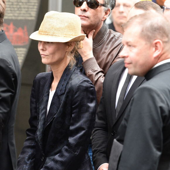 Vanessa Paradis et son mari Samuel Benchetrit - Sorties des obsèques de Jane Birkin en l'église Saint-Roch à Paris. Le 24 juillet 2023 © Jacovides-KD Niko / Bestimage 