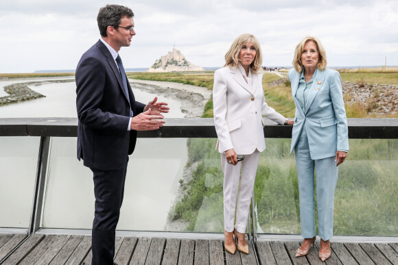 La première dame, Brigitte Macron, Jill Biden, épouse du Président des États-Unis d'Amérique et sa fille, Ashley Biden visitent le Mont Saint Michel, Normandie, le 26 juillet 2023, dans le cadre des célébrations pour la réintégration des États-Unis dans l'Unesco. © Stéphane Lemouton / Bestimage 