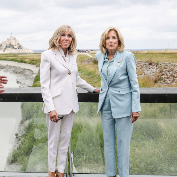 La première dame, Brigitte Macron, Jill Biden, épouse du Président des États-Unis d'Amérique et sa fille, Ashley Biden visitent le Mont Saint Michel, Normandie, le 26 juillet 2023, dans le cadre des célébrations pour la réintégration des États-Unis dans l'Unesco. © Stéphane Lemouton / Bestimage 