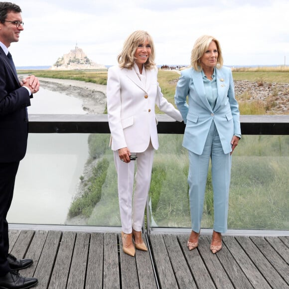 La première dame, Brigitte Macron, Jill Biden, épouse du Président des États-Unis d'Amérique et sa fille, Ashley Biden visitent le Mont Saint Michel, Normandie, le 26 juillet 2023, dans le cadre des célébrations pour la réintégration des États-Unis dans l'Unesco. © Stéphane Lemouton / Bestimage 