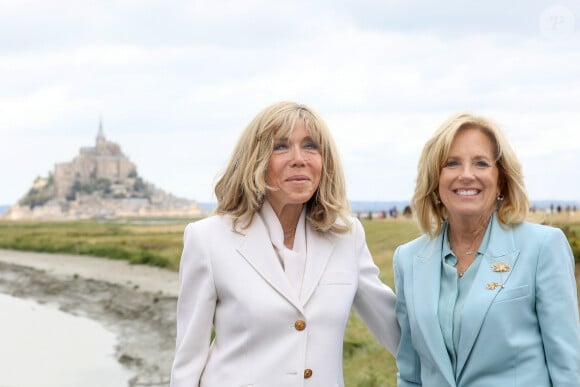 La première dame, Brigitte Macron, Jill Biden, épouse du Président des États-Unis d'Amérique et sa fille, Ashley Biden visitent le Mont Saint Michel, Normandie, le 26 juillet 2023, dans le cadre des célébrations pour la réintégration des États-Unis dans l'Unesco. © Stéphane Lemouton / Bestimage 