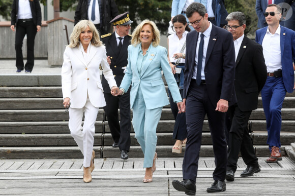 La première dame, Brigitte Macron, Jill Biden, épouse du Président des États-Unis d'Amérique et sa fille, Ashley Biden visitent le Mont Saint Michel, Normandie, le 26 juillet 2023, dans le cadre des célébrations pour la réintégration des États-Unis dans l'Unesco. © Stéphane Lemouton / Bestimage 