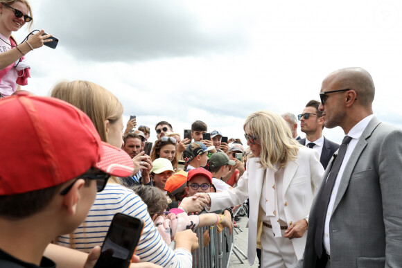 Exclusif - La première dame, Brigitte Macron salue le public après une visite au Mont-Saint-Michel, le 26 juillet 2023, dans le cadre des célébrations pour la réintégration des États-Unis dans l'Unesco, en compagnie de J.Biden. © Stéphane Lemouton / Bestimage 
