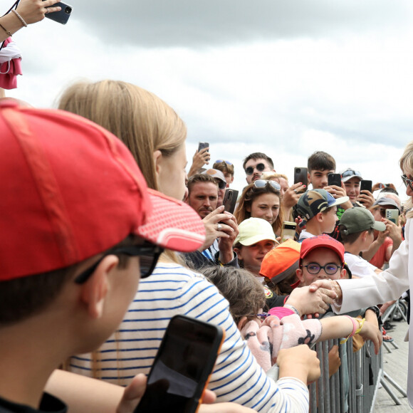 Exclusif - La première dame, Brigitte Macron salue le public après une visite au Mont-Saint-Michel, le 26 juillet 2023, dans le cadre des célébrations pour la réintégration des États-Unis dans l'Unesco, en compagnie de J.Biden. © Stéphane Lemouton / Bestimage 