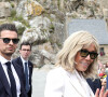 Complices, elles ont passé une belle journée. 
Exclusif - La première dame, Brigitte Macron salue le public après une visite au Mont-Saint-Michel, le 26 juillet 2023, dans le cadre des célébrations pour la réintégration des États-Unis dans l'Unesco, en compagnie de J.Biden. © Stéphane Lemouton / Bestimage 