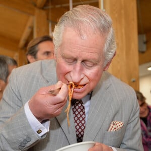 Mais celle-ci se trouve majoritairement dans la tige de l'ananas, que l'on ne mange pas. 
Charles III en train de se délecter de pâtes à la tomate