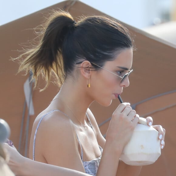 Si on a bien trouvé aliment sucré avait trouvé grâce aux yeux des nutritionnistes, l'ananas n'est malheureusement pas votre allié lorsque vous vous lancez dans un régime.
Kendall Jenner sur une plage en train de se délecter d'un jus