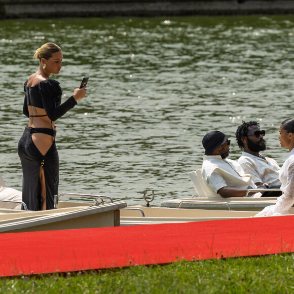 Adèle Exarchopoulos et Tina Kunakey - Défilé Jacquemus collection "Le chouchou" automne-hiver 2023/2024 au château de Versailles, le 26 juin 2023. © Olivier Borde/Bestimage