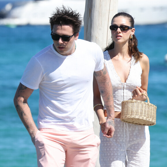Brooklyn Beckham et sa femme Nicola Peltz passent une partie de leurs vacances en France
Brooklyn Beckham et sa femme Nicola Peltz, accompagnée de ses parents, arrivent au Club 55 à Saint-Tropez. Paré de claquettes-chaussettes, le fils de D.Beckham et V.Beckham, prend sa douce dans ses bras pour débarquer sur la plage. Il a même pris le soin de tendre la main à ses beaux-parents, Nelson et Claudia Heffner Peltz, pour les aider à quitter le Zodiac. 