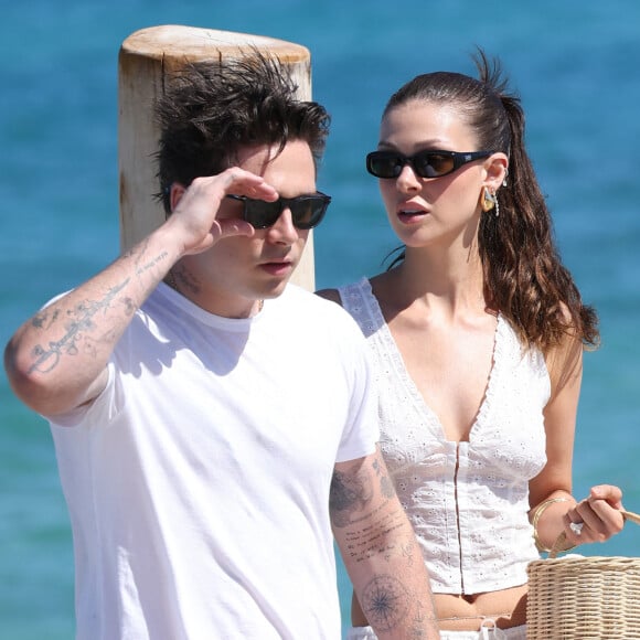 Les deux tourtereaux sont arrivés au Club 55 en compagnie des parents de Nicola Peltz, Nelson et Claudia Heffner Peltz
Brooklyn Beckham et sa femme Nicola Peltz, accompagnée de ses parents, arrivent au Club 55 à Saint-Tropez, le 27 juillet 2023. Paré de claquettes-chaussettes, le fils de D.Beckham et V.Beckham, prend sa douce dans ses bras pour débarquer sur la plage. Il a même pris le soin de tendre la main à ses beaux-parents, Nelson et Claudia Heffner Peltz, pour les aider à quitter le Zodiac. 