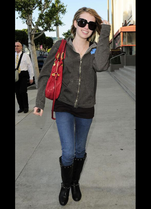 Emma Roberts en pleine séance shopping à Los Angeles. 2/03/2010