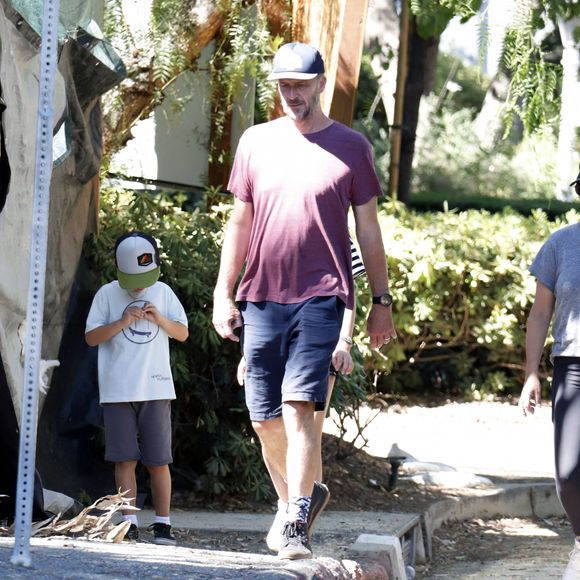 La star américaine a marqué les esprits de toute une génération. Et il se pourrait bien qu'un jour sa fille Harper, 15 ans, prenne un jour la relève et crève elle aussi l'écran à son tour. 
Exclusif - Tiffani Amber Thiessen se promène avec son mari Brady Smith et leurs enfants Harper et Holt dans les rues de Los Angeles le 29 aout 2022. 