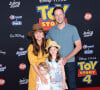 "Jumelles, mais ne lui dites pas ça", légende l'actrice d'aujourd'hui 49 ans. Une vidéo dans laquelle on voit la mère et la fille s'amuser de leur ressemblance.
Tiffani Thiessen, son mari Brady Smith et leurs enfants Holt et Harper à la première du film d'animation Disney et Pixar "Toy Story 4" au théâtre El Capitan à Los Angeles, Californie, Etats-Unis, le 11 juin 2019.