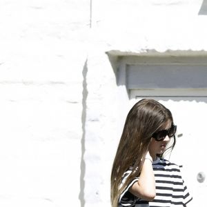 Mais attention, il semblerait que l'adolescente refuse de l'entendre. "Ma fille qui refuse de croire que nous nous ressemblons", écrit l'ex-star de Beverly Hills sur la vidéo. 
Exclusif - Tiffani Amber Thiessen se promène avec son mari Brady Smith et leurs enfants Harper et Holt dans les rues de Los Angeles le 29 aout 2022. 