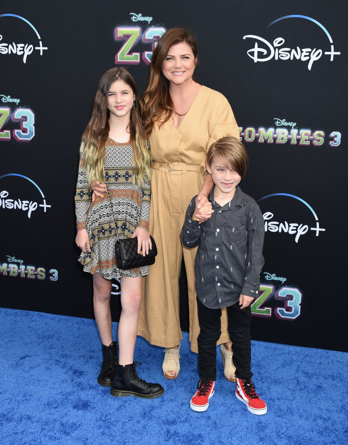 Photo : Tiffani Thiessen and kids à la première de la série Disney Zombies  3 (Z-O-M-B-I-E-S 3) à Los Angeles le 9 juillet 2022. - Purepeople