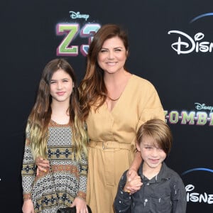 Tiffani Thiessen and kids à la première de la série Disney Zombies 3 (Z-O-M-B-I-E-S 3) à Los Angeles le 9 juillet 2022.