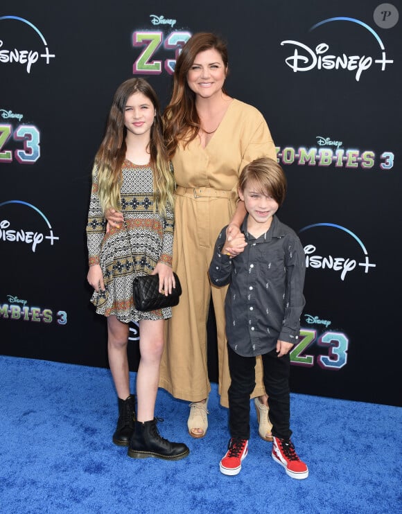Tiffani Thiessen and kids à la première de la série Disney Zombies 3 (Z-O-M-B-I-E-S 3) à Los Angeles le 9 juillet 2022.