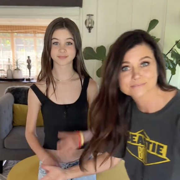Comment oublier Tiffani Thiessen ? Star de la série Sauvés par le gong dès son plus jeune âge, puis interprète de la ravissante et redoutée Valérie Malone dans Beverly Hill
Tiffani Thiessen : sa fille Harper est son sosie (TikTok)