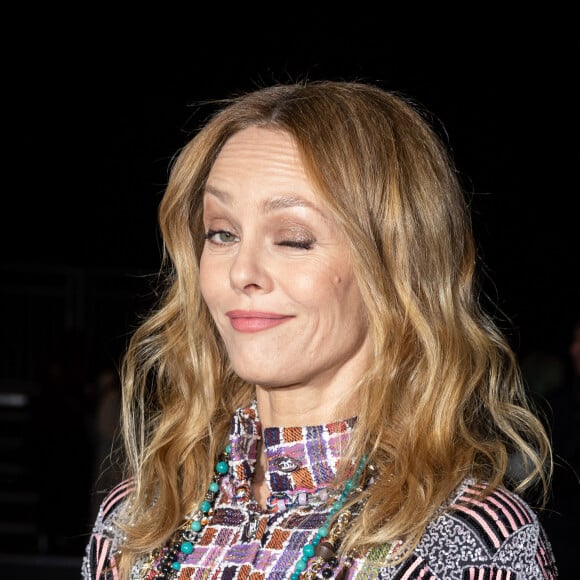 "Pu****, j'en reviens pas taies dit : 'ça existait les jeux-vidéos ?'. Je vais le dire à ta mère", a lancé la comédienne, non sans humour
Vanessa Paradis - Front Row au deuxième défilé de mode Haute-Couture Chanel au Grand Palais Éphémère lors de la Fashion Week Printemps-été 2023 de Paris, France, le 24 janvier 2023. © Olivier Borde/Bestimage 