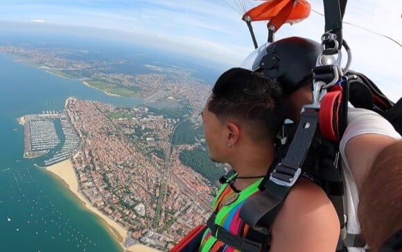 Frédéric, grand gagnant de Koh-Lanta en plein saut en parachute - Photo relayée sur Instagram.