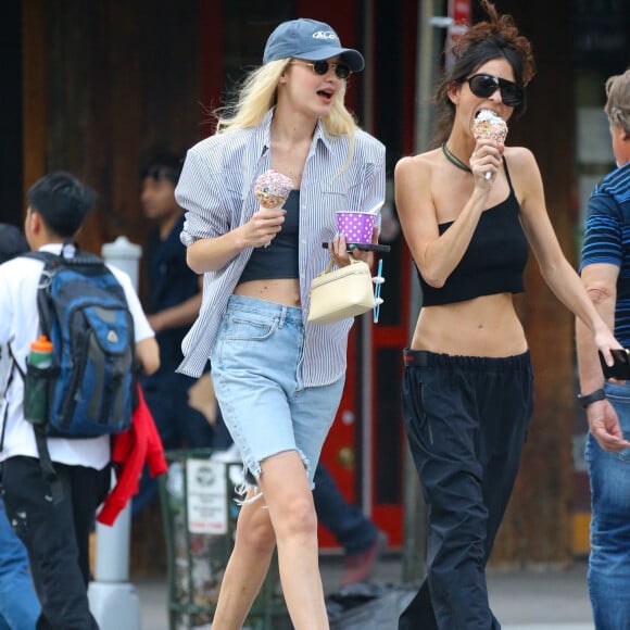 Gigi Hadid mange une glace tout en marchant dans les rues de New York avec une amie, Leah McCarthy. Le 13 avril 2023