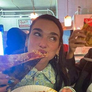 Dua Lipa envoie sur Instagram une vidéo où elle mange une énorme part de pizza