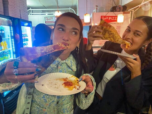 Dua Lipa envoie sur Instagram une vidéo où elle mange une énorme part de pizza