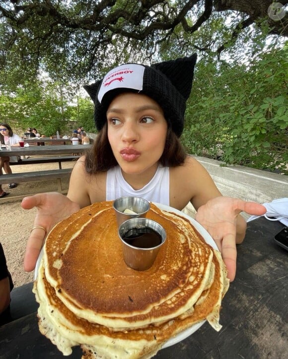 Rosalia mange des pancakes