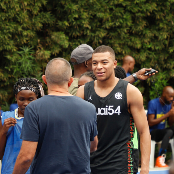 Kylian Mbappé dispute un match de basket amical avec Joakim Noah et des enfants au village Noah à Yaoundé, Cameroun le 7 juillet 2023. © Rodrig Mbock / Bestimage