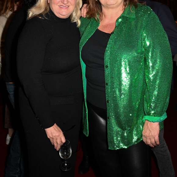 Charlotte de Turckheim et Michèle Bernier - 100ème de la pièce "Je préfère qu'on reste ensemble" au Théâtre des Variétés à Paris le 12 janvier 2023. © Coadic Guirec/Bestimage 
