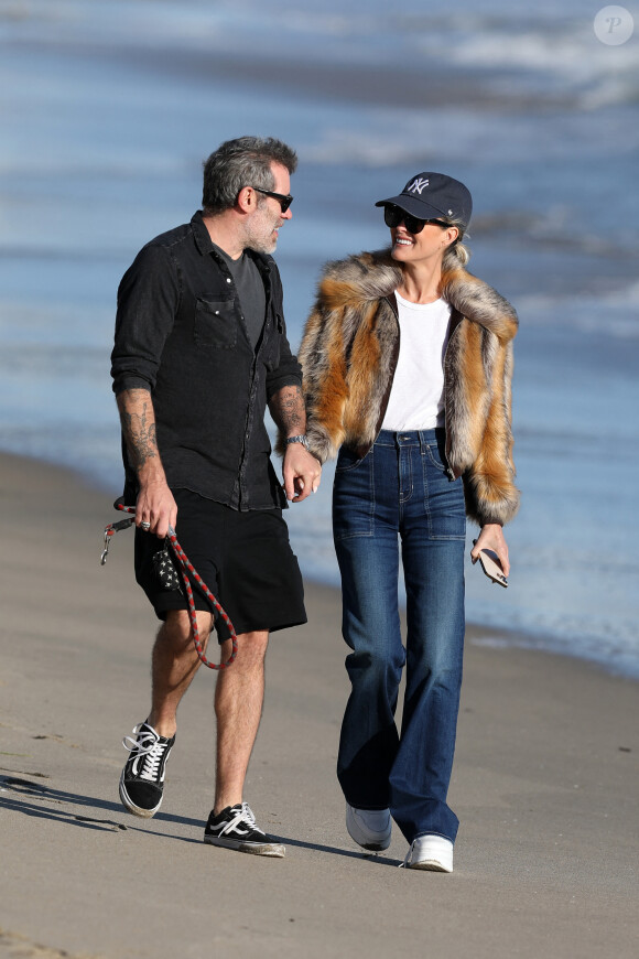 Exclusif - Laeticia Hallyday et son compagnon Jalil Lespert se baladent en amoureux sur une plage de Malibu avec leur chienne Cheyenne le 11 février 2023