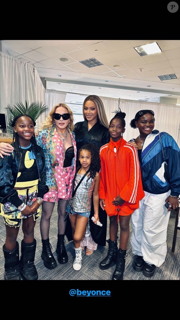 Les deux chanteuses ont posé ensemble dans les coulisses du stade en compagnie des enfants enfants de Madonna.