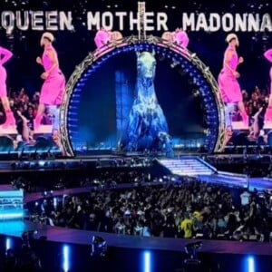 Beyoncé a rendu hommage à la pop-star en affichant un message sur scène.