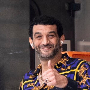 "Je vais en Allemagne, on me dit que personne ne se fait réformer ici, je fais encore le fou et je me réveille dans un camion", a ajouté le comédien
Exclusif - Ramzy Bedia est en tournage à Paris le 2 mars 2022. 