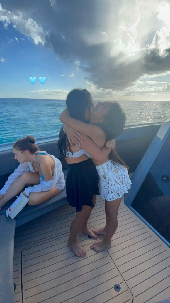 Jade Hallyday fête son anniversaire avec son amie Romy