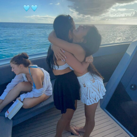 Jade Hallyday fête son anniversaire avec son amie Romy