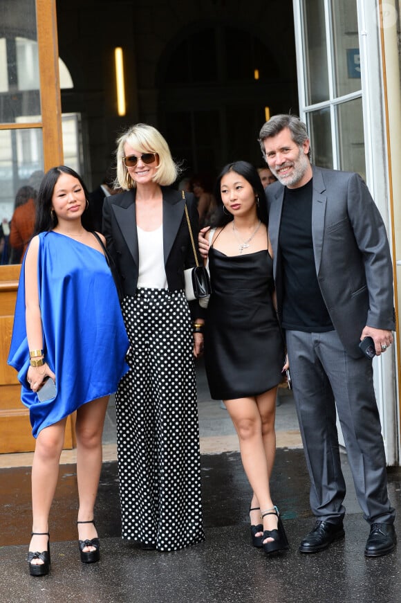 Jalil Lespert, Laeticia Hallyday et ses filles Jade et Joy à leur arrivée au mariage de Claude Lelouch à la mairie du 18ème à Paris. Le 17 juin 2023