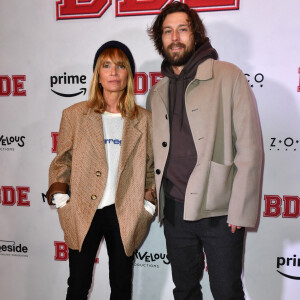 Malgré leurs vingt ans d'écart, les tourtereaux semblent fous amoureux et complémentaires.
Axelle Laffont et son compagnon Romain Sichez - Avant-Première du film "BDE" de M. Youn au cinéma Publicis à Paris le 20 février 2023. © Veeren/Bestimage