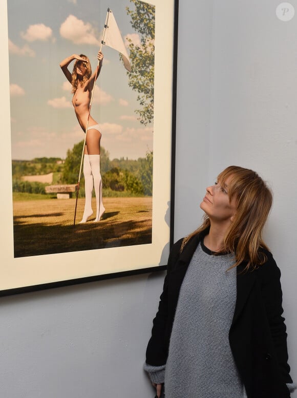 Axelle Laffont (pose devant sa photo Playboy) - Soirée de lancement du calendrier "Playboy 2020" à Paris le 18 décembre 2019. © Veeren/Bestimage